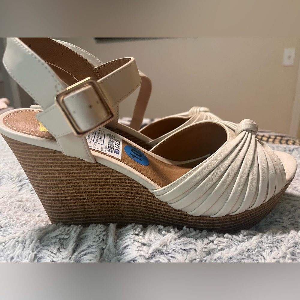 Women’s Cream Wedge Sandals Size 10 - Picture 4 of 4
